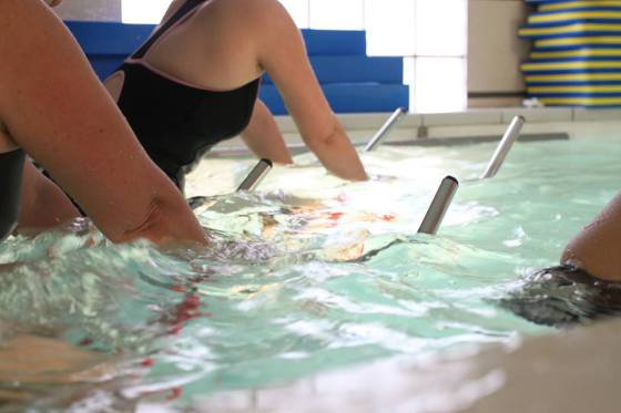 Cours d'aquabiking du lundi au samedi. Rythmés en musique et avec un coach sportif.