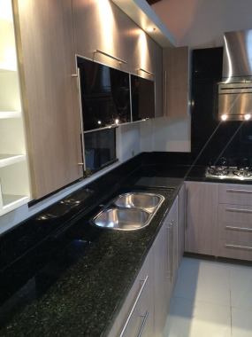 cocina con encimera de granito negro