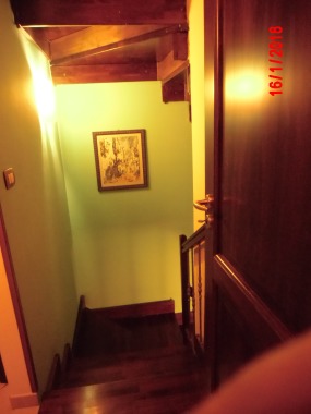 Ampliamento in sopraelevazione con scala interna in legno