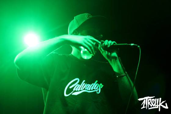 Nous proposons des concerts live dans un style Hip-Hop / Rap.