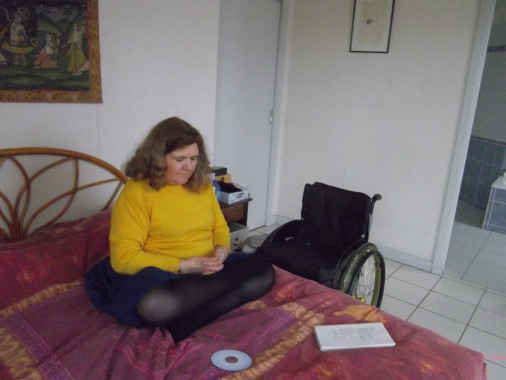 Cet individu atteinte d'une sclérose en plaques utilise le massage et la méditation
