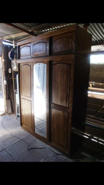 Placard con puertas de madera mazisa