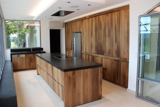 Cuisine réalisée en chêne retifié
plan de travail pierre
finition vernis mat incolore 
Conception et réalisation 
www.autrementbois.com