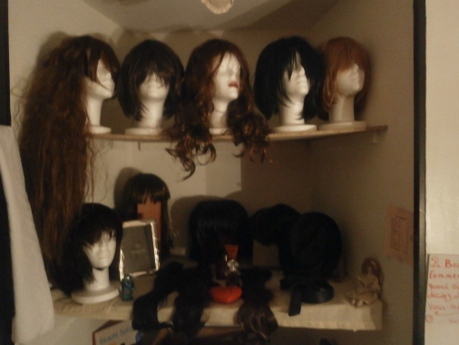 CONSEILS COIFFURE
ESSAYAGE DE PERRUQUES