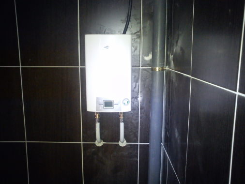 Le Chauffe-eau électrique instantané CEX9 alimente eau chaude un petit appartement d'endoume .