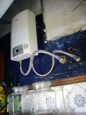 Chauffe-eau électrique instantané qui alimente en eau chaude un appartement de la rue Sainte à Marseille .