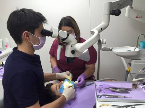 Traitement sous microscope opératoire pour plus de précision, et la réalisation des soins les plus complexes.