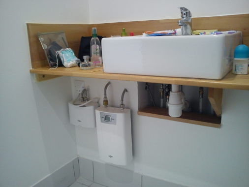 Un montage de deux chauffe-eau électrique instantané pour alimenter une baignoire et le lavabo en eau chaude .