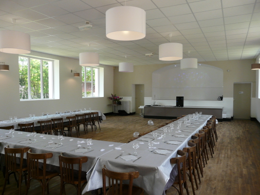 Salle, tables en U, vue sur la scène