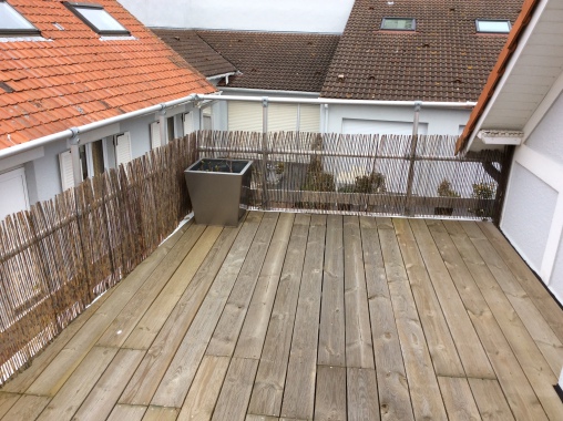 Création terrasse bois sur toit terrasse avec accès par porte fenêtre.