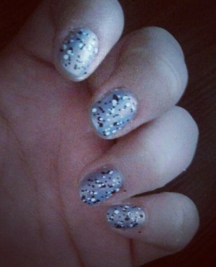 Manicure básica con detalles en uñas.
