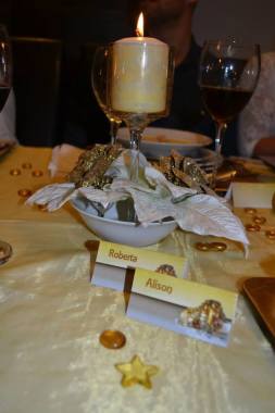 Reveillon. Evento realizado em casa do cliente. Incluiu imagem e decoração, louças, talheres e atoalhados.  Não incluiu confecção e serviço do catering.