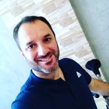 Graduado em Educação Física pela UFSC, Especialista em Fisiologia do Exercício e em Musculação.