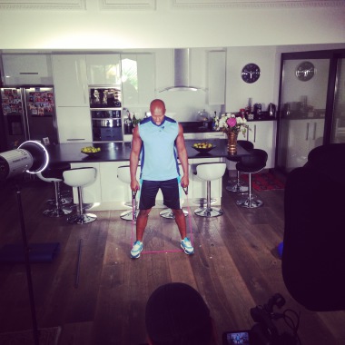 En plein tournage de vidéo en ligne yofitness.fr chuteee sa tourne