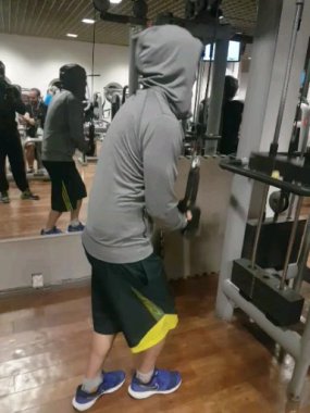 Travail des triceps à la poulie 