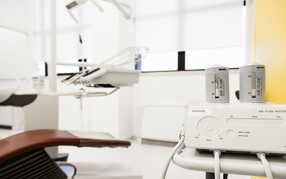 AirFlow per lucidare e smacchiare denti