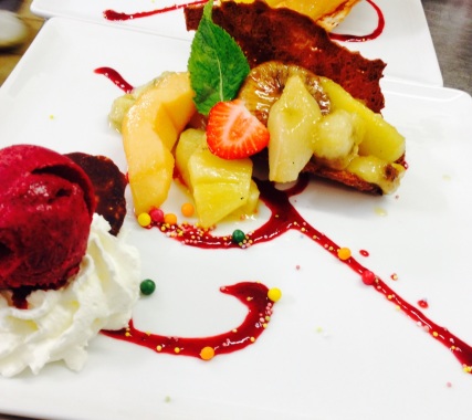poêlé de fruits saison coulis fraise et framboise