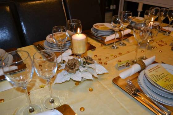 Reveillon. Evento realizado em casa do cliente. Incluiu imagem e decoração, louças, talheres e atoalhados.  Não incluiu confecção e serviço do catering.