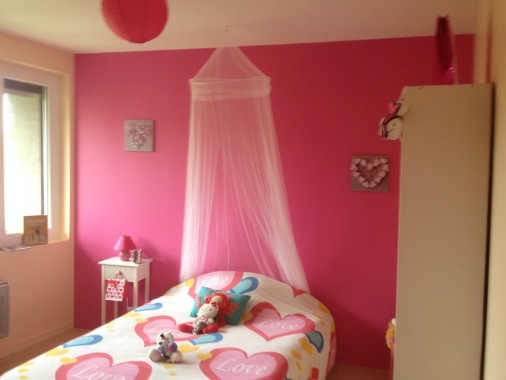 chambre de petite fille peinture et sol 
entièrement refaite