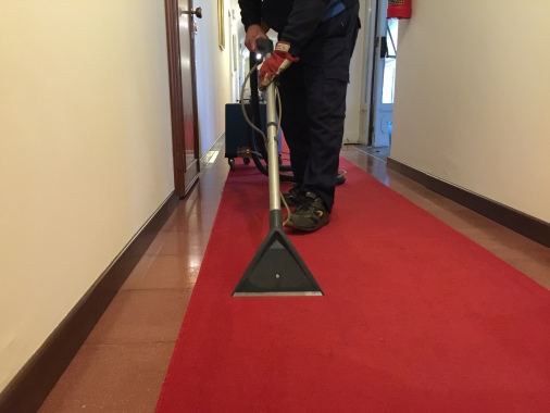Lavaggio tappeti e moquette con macchina iniezione estrazione