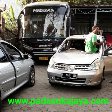 Proses pemasangan kaca depan mobil nissan grand livina type XV