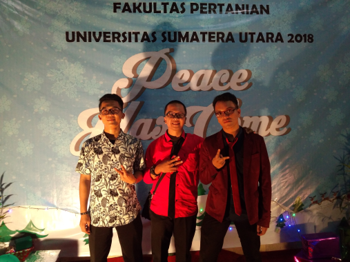 Pemain musik saat natal kampus