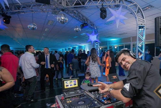 Serviços de DJs para Aniversários, Casamentos, 15 anos, Formaturas, Eventos Empresariais, e Festas em Geral 

 Dj, Locação de Som, Iluminação, Laser, Pista de Dança, Telão, Efeitos Especiais, Fogos Indoor, Bolha de Sabão, Painéis de Led, Estrutura Box-truss. 

 Atendemos São José dos Campos, Taubaté, Caçapava, Jacarei, Vale do Paraiba, Sul de Minas, São Paulo, Litoral Norte, Caraguá, Ubatuba, São Sebastião, Bertioga, Barra do Una, e Região de Campinas, Jundiai.