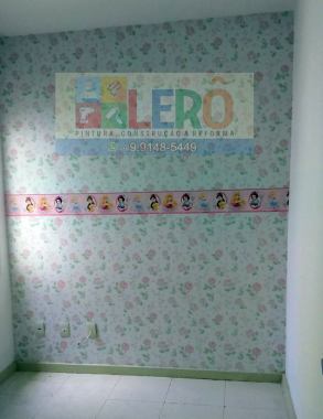 Aplicação de papel de parede quarto infantil 