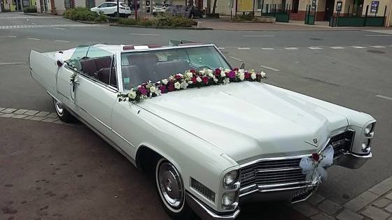 Décoration guirlande de fleurs sur Cadillac 