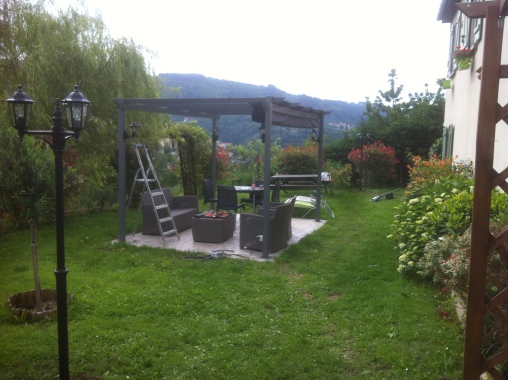 Éclairage d'une terrasse , avec pose de 4 appliques sur la pergola, et 2 lampadaires sur le terrain.