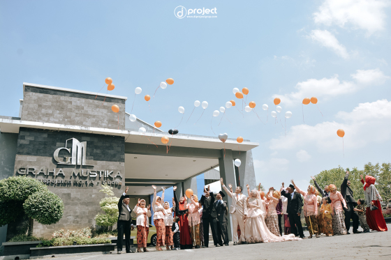 Wedding For NUGROHO & DYAH  Photo by Diproject  For more info : 085727098438 | www.diprojectgrup.com  Instagram diprojectpati : https://www.instagram.com/diprojectpati/  Twitter @diprojectpati : https://twitter.com/diprojectpati  YouTube Diproject TV : https://www.youtube.com/channel/UCBaEWvhIxyGlueOezo_TVmQ  #wedding #pernikahan #makeup #riaspengantin #rias #pengantin #pengantinindonesia