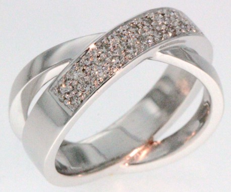 Alliance or blanc et diamants.