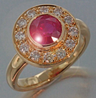 Bague classique or jaune rubis et diamants.