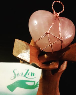 Création Sia Zen avec un cristal de quartz rose et des fils de cuivre. 