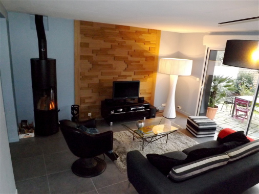 Salon chaleureux et reposant. Création d'un revêtement mural en bois.