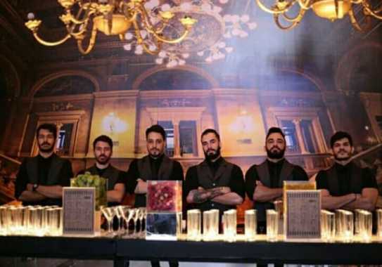 Barmans elgantes e profissionais