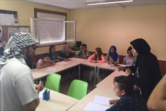En plein cour avec des enfants en séjour linguistique en partenariat avec une autre association