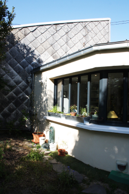 Création d'une extension sur jardin afin d'accueillir une cuisine largement ouverte sur l’extérieur par une menuiserie type atelier