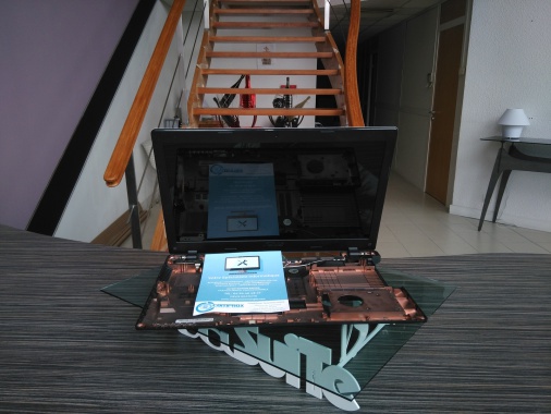 Ordinateur portable complètement démonté