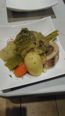 Pot au feu: carottes, pommes de terre, poireaux, os à moelle, bœuf (paleron) fleur de sel
