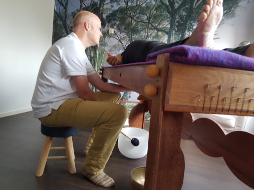 ervaar de toon van jouw lichaam op deze unieke en bijzondere klanktafel