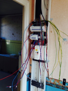 Création de 4 appartements dans une maison individuelle.
Semi encastré, pose de moulures, appareillages, tableau électrique, Validation consuel.