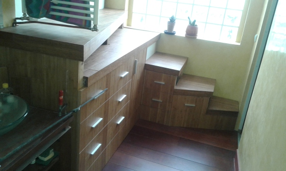 revêtement ancien meuble salle de bain avec parquet bambus