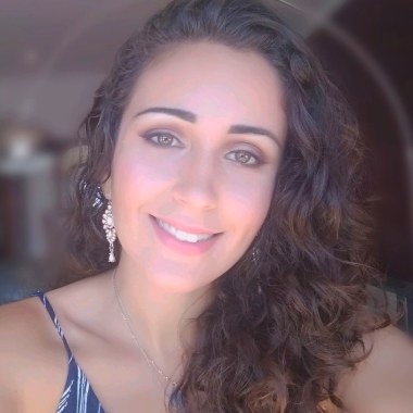 Maquilhagem natural com destaque no olhos.