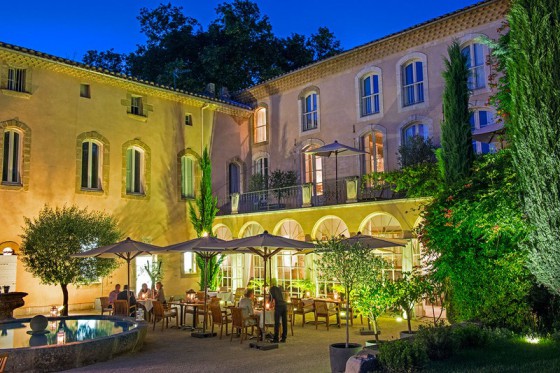 La cour d'un château provençal pour une dimension de prestige à votre soirée.