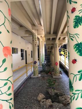 Mural en columnas en la Asociación Gerontológica de Curridabat