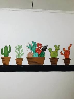 repisa con cactus realizada en un pequeño espacio de un cuarto