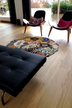 Moderne Indretning af privat bolig i Holte. Bænk speciel designet af Livingplus, tæpper og puder fra Missoni home