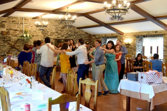 La gente disfrutando de la fiesta