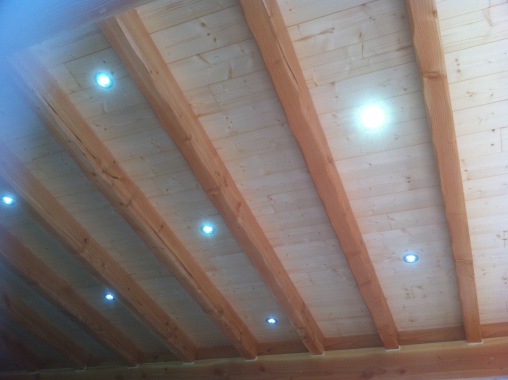 Encastrement éclairage spot à led dans un plafond à la francaise.